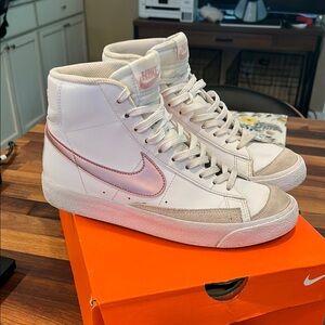 Nike White and Pink Sneakers High-Top Classic